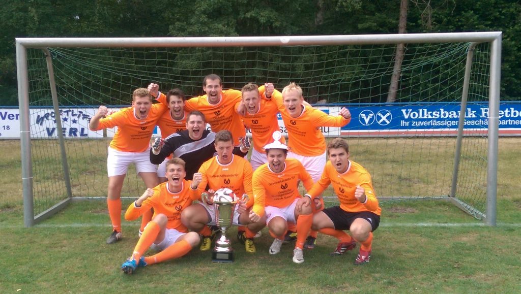 Die glücklichen Sieger: Das Team von DVGA Sawatzky sicherte sich den Titel beim 5. Bürgerkrug-Cup im Neunmeterschießen gegen Raki United.