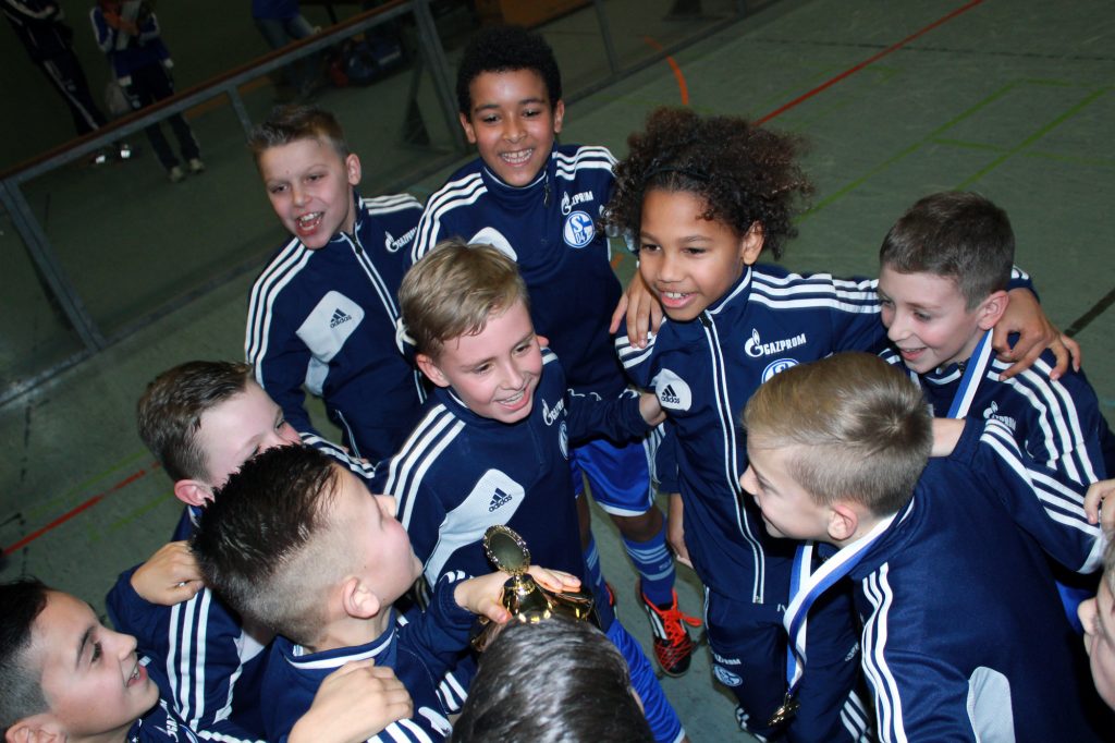 Zum dritten Mal in Folge krönte sich der U11-Nachwuchs vom FC Schalke 04 zum Turniersieger beim Sparkassen-Cup in Rietberg.